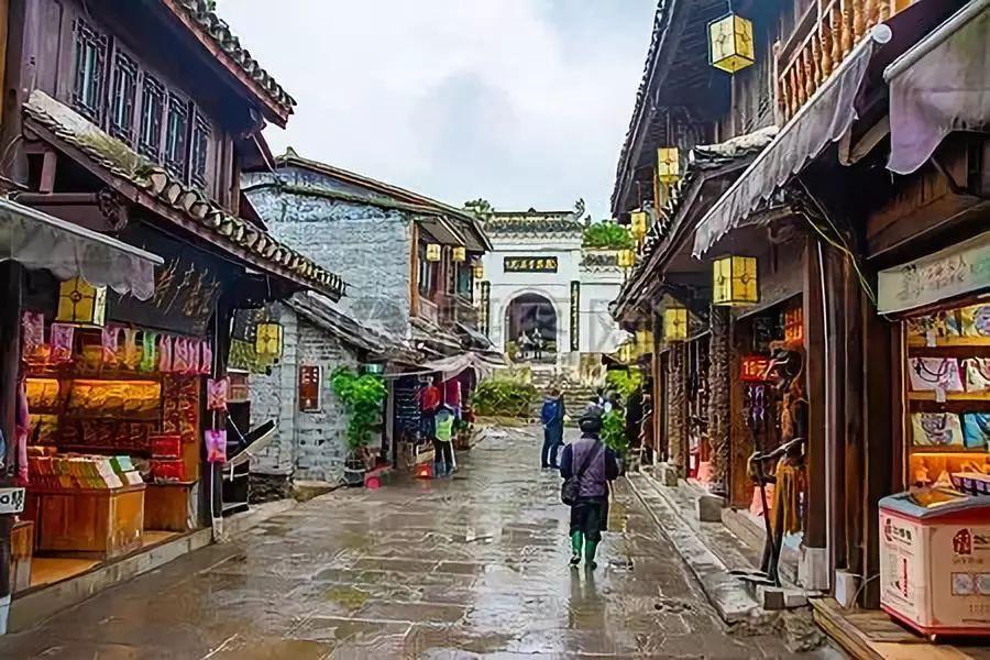 建设戈壁光伏 推进绿色转型